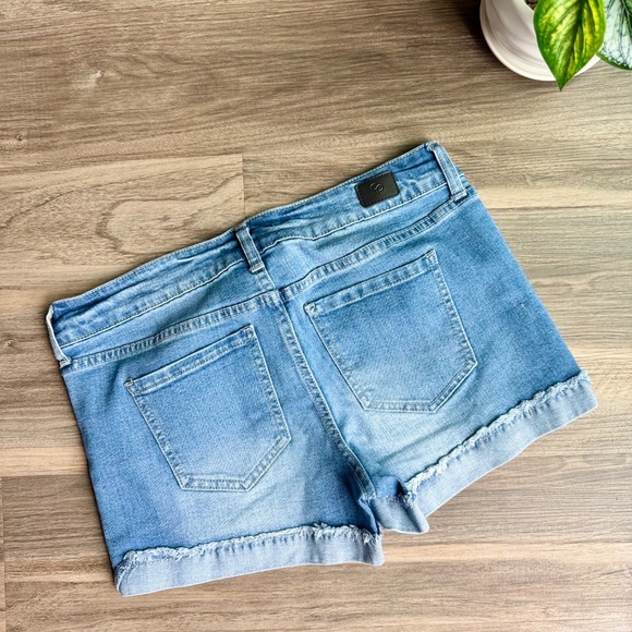 Celebrity Pink Distressed Mid-Rise Fringe-Cuff Denim Shorts – Size 9 / 29 - Picture 10 of 10